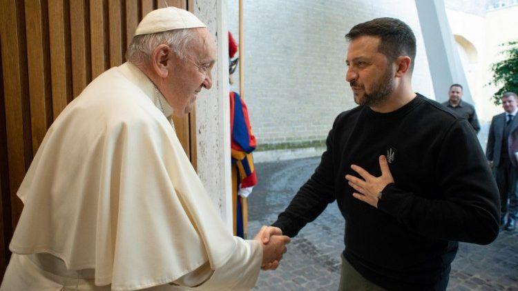 Zelenski junto al papa Francisco durante una de sus visitas al Vaticano