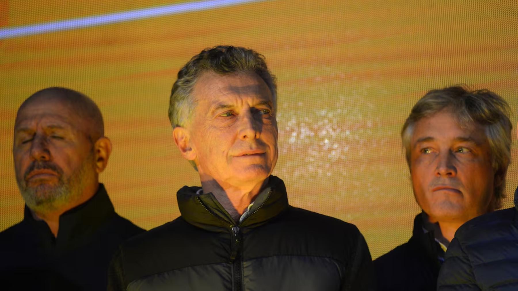 Macri, con rostro adusto. Detrás de él, Waldo Wolff y Fernando De Andreis