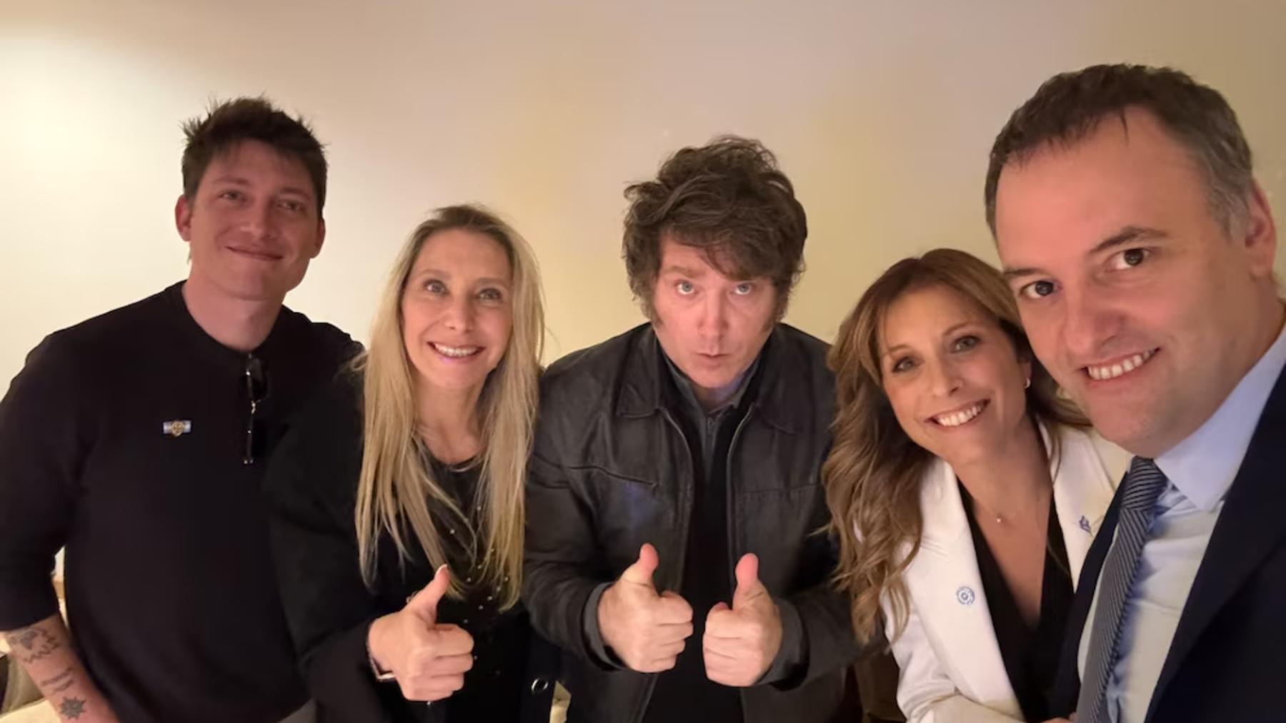 Manuel Adorni y su esposa Betina junto al "triángulo de hierro", esta noche en el búnker