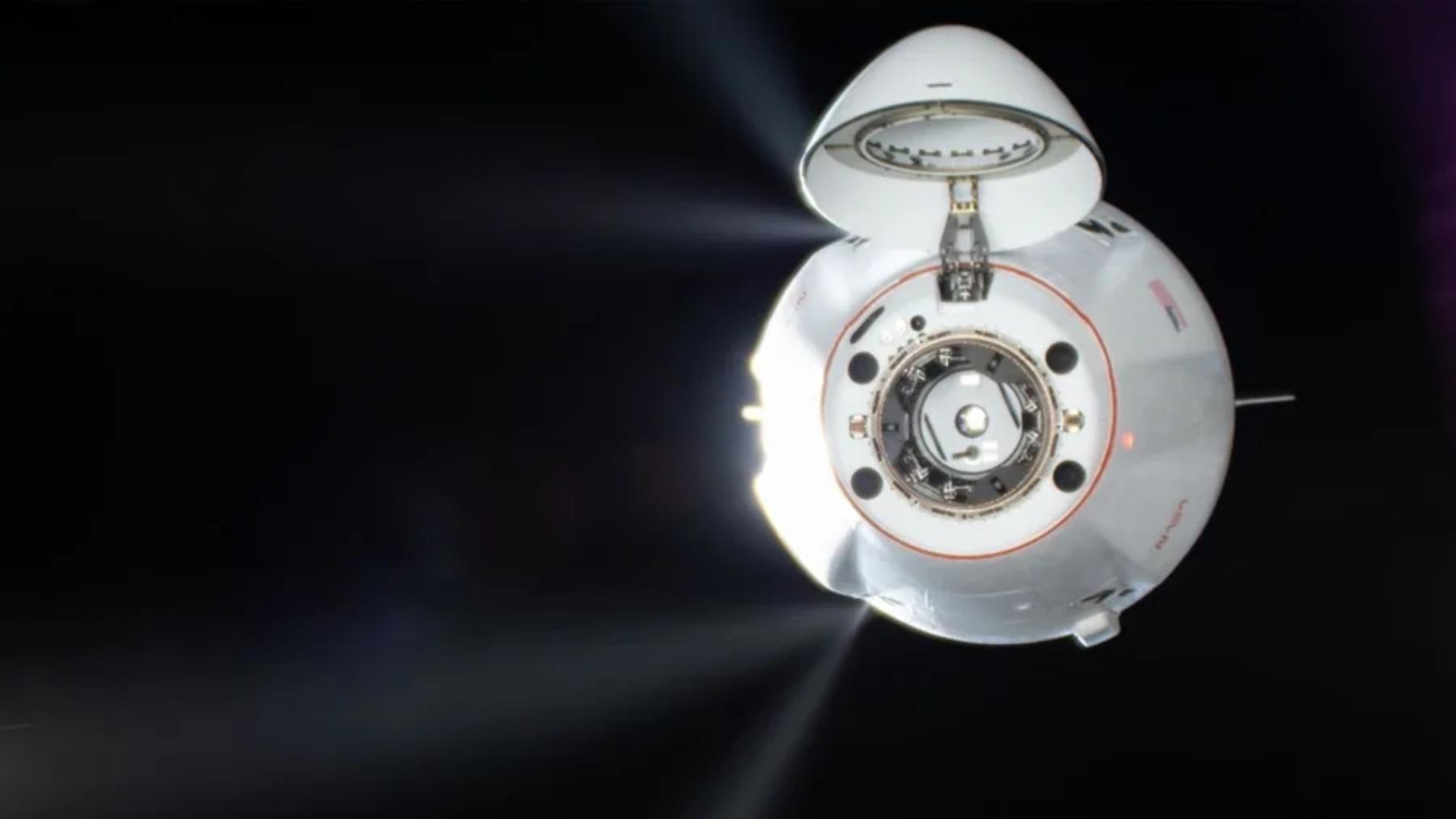 Fotografía cedida por la NASA donde se observa la cápsula Dragon de Space X totalmente separada de la Estación Espacial Internacional